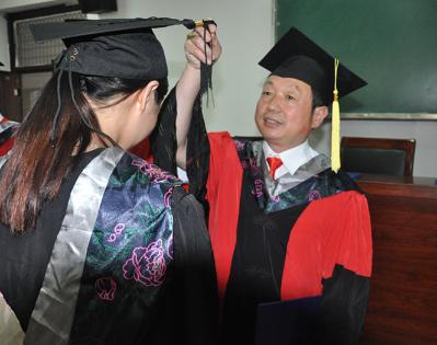 院长陈龙教授为毕业生代表拨正流苏